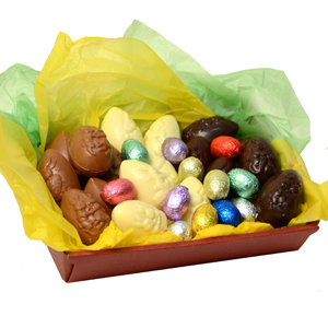 Chocolade paaseieren in een mand voor Pasen